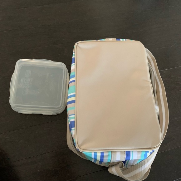 Lock and lock insulated cooler and sandwich box - Picture 3 of 6